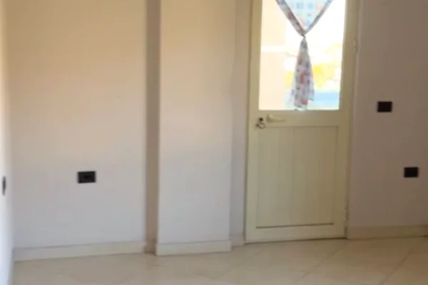 Shtepi me qera Apartament ne Tirane, 1+1, Mobilimi Pjeserisht e mobiluar, Pagesa 35,000  Leke.