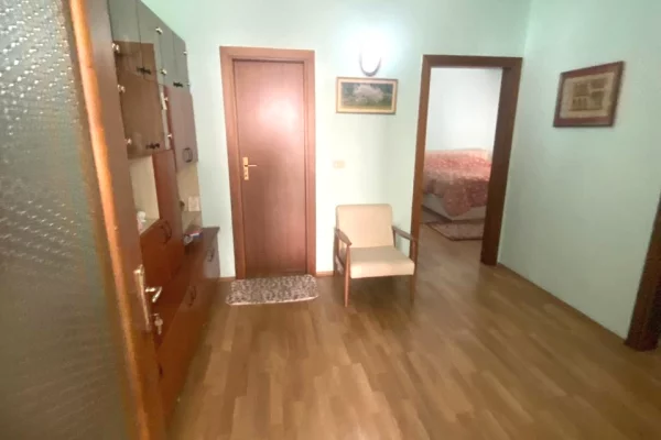 Shtepi me qera Apartament ne Tirane, 2+1, Mobilimi E mobiluar, Pagesa 500  Euro.