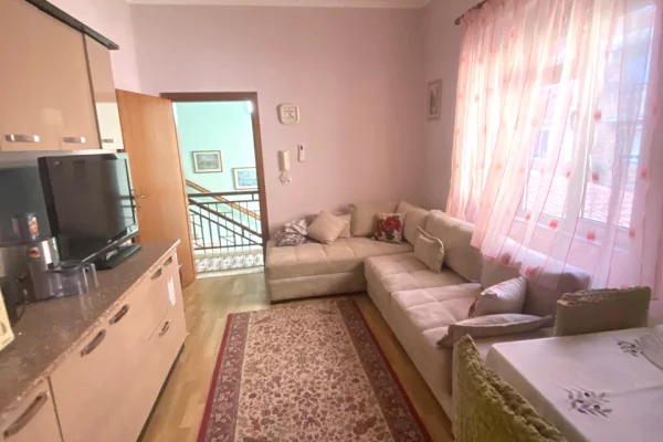 Shtepi me qera Apartament ne Tirane, 2+1, Mobilimi E mobiluar, Pagesa 500  Euro.