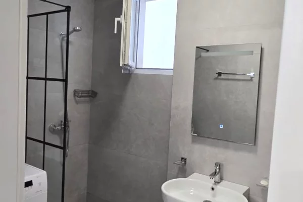 Shtepi me qera 2+1 ne Tirane - 650 Euro