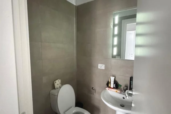 Shtepi me qera Apartament ne Tirane, 2+1, Mobilimi E mobiluar, Pagesa 43,000  Leke.