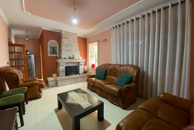 Shtepi ne shitje Apartament ne Tirane, 4+1, Mobilimi Pjeserisht e mobiluar, Pagesa 220,000  Euro.