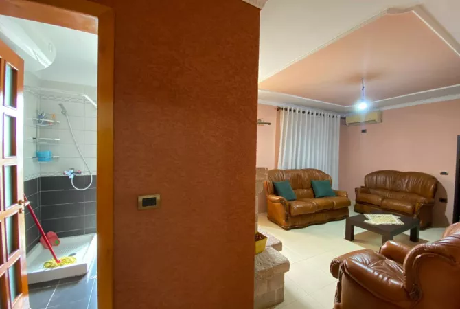 Shtepi ne shitje Apartament ne Tirane, 4+1, Mobilimi Pjeserisht e mobiluar, Pagesa 220,000  Euro.