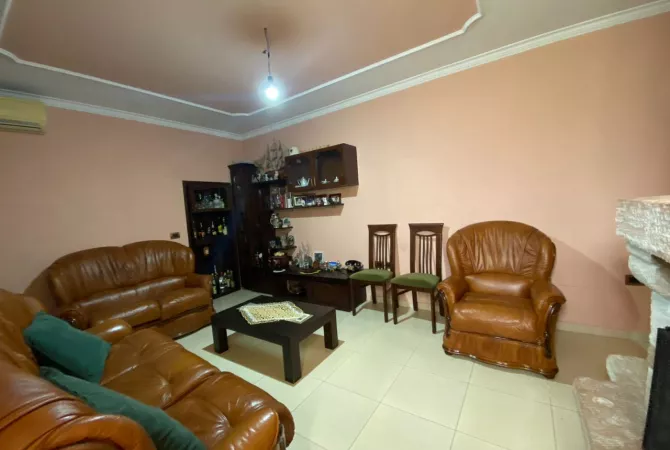 Shtepi ne shitje Apartament ne Tirane, 4+1, Mobilimi Pjeserisht e mobiluar, Pagesa 220,000  Euro.