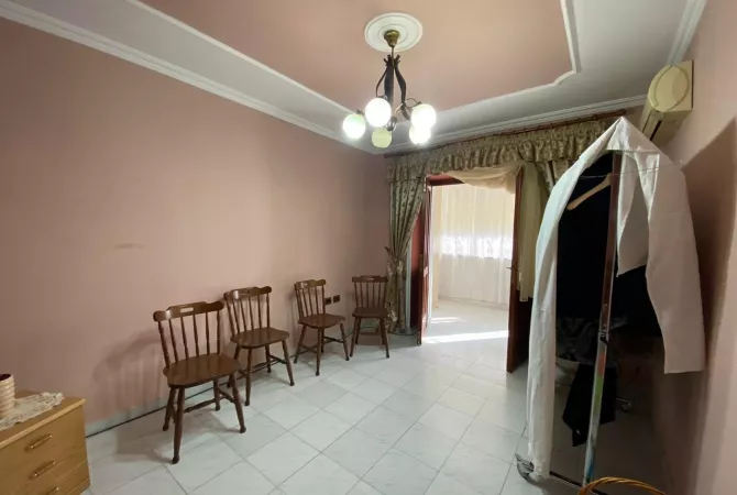 Shtepi ne shitje Apartament ne Tirane, 4+1, Mobilimi Pjeserisht e mobiluar, Pagesa 220,000  Euro.