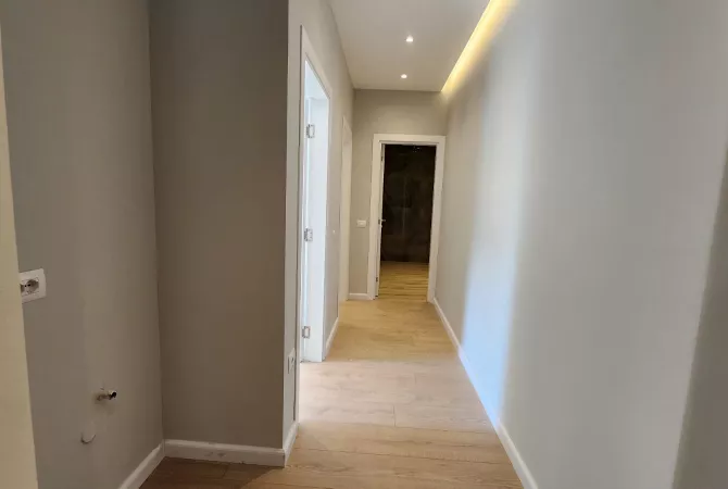 Ambient biznesi me qera 3+1 ne Tirane - 1,350 Euro