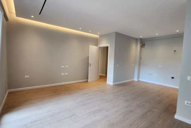 Ambient biznesi me qera 3+1 ne Tirane - 1,350 Euro