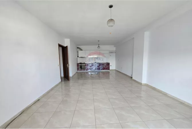 Shtepi ne shitje Apartament ne Tirane, 2+1, Mobilimi Bosh, pa mobiluar, Pagesa 180,000  Euro.