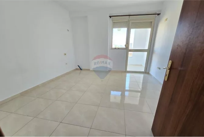 Shtepi ne shitje Apartament ne Tirane, 2+1, Mobilimi Bosh, pa mobiluar, Pagesa 180,000  Euro.
