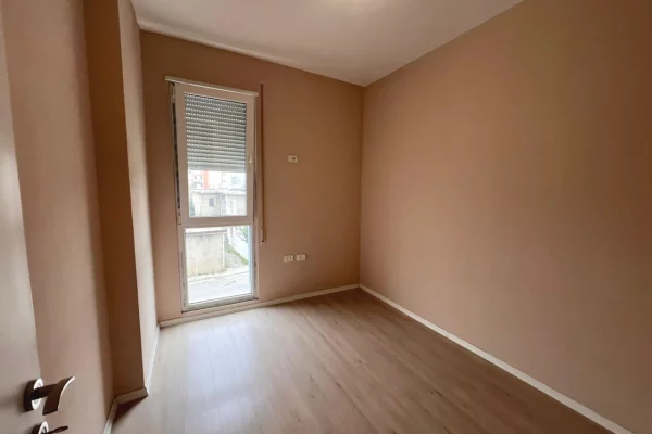 Shtepi ne shitje Apartament ne Tirane, 3+1, Mobilimi Pjeserisht e mobiluar, Pagesa 160,000  Euro.