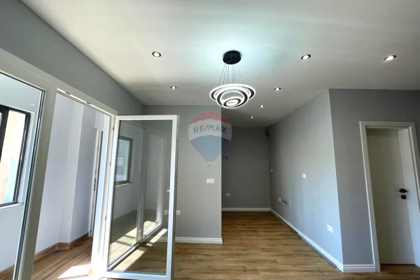 Shtepi ne shitje Apartament ne Tirane, 1+1, Mobilimi Bosh, pa mobiluar, Pagesa 98,000  Euro.