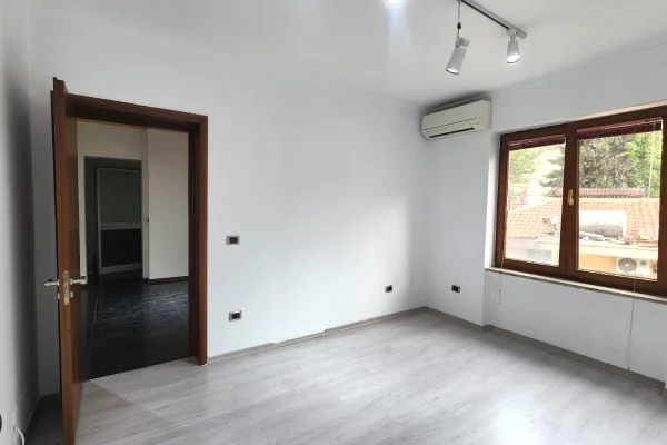 Ambient biznesi me qera 3+1 ne Tirane - 750 Euro