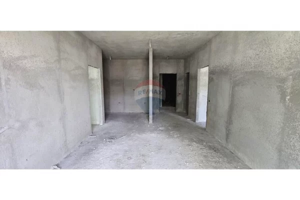 Shtepi ne shitje Apartament ne Tirane, 2+1, Mobilimi Bosh, pa mobiluar, Pagesa 167,000  Euro.