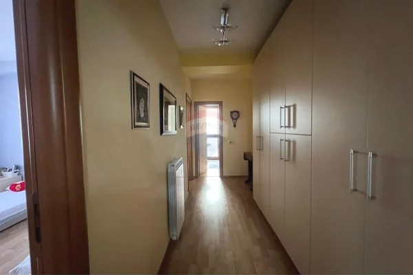 Shtepi ne shitje Apartament ne Tirane, 2+1, Mobilimi E mobiluar, Pagesa 342,000  Euro.