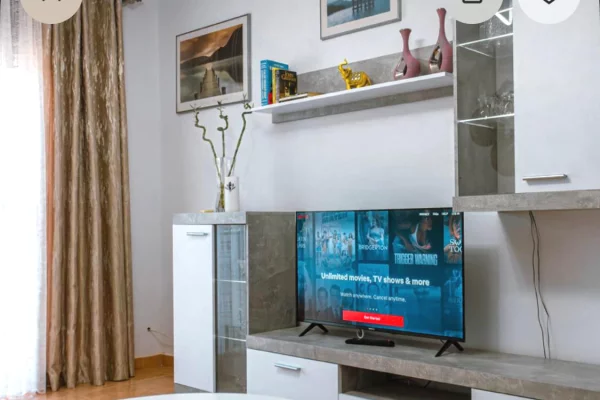 Shtepi me qera Apartament ne Tirane, 1+1, Mobilimi E mobiluar, Pagesa 550  Euro.