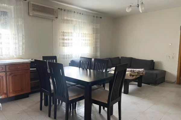 Shtepi ne shitje Apartament ne Tirane, 2+1, Mobilimi Pjeserisht e mobiluar, Pagesa 13,500,000  Leke.
