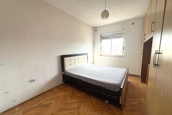 Shtepi ne shitje Apartament ne Tirane, 2+1, Mobilimi Pjeserisht e mobiluar, Pagesa 13,500,000  Leke.