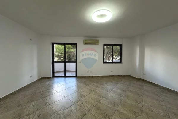 Ambient biznesi me qera 3+1 ne Tirane - 1,100 Euro