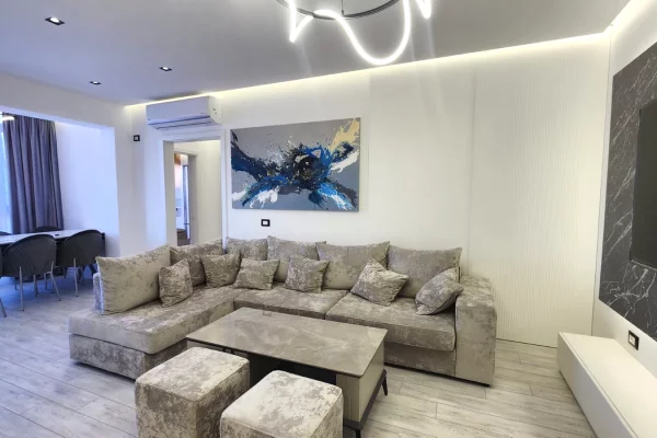 Shtepi me qera 3+1 ne Tirane - 1,250 Euro