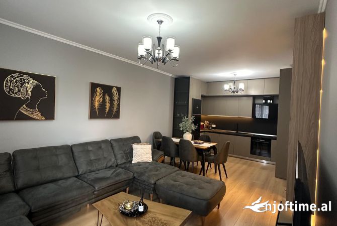 Shtepi ne shitje Apartament ne Tirane, 2+1, Mobilimi E mobiluar, Pagesa 245,000  Euro.
