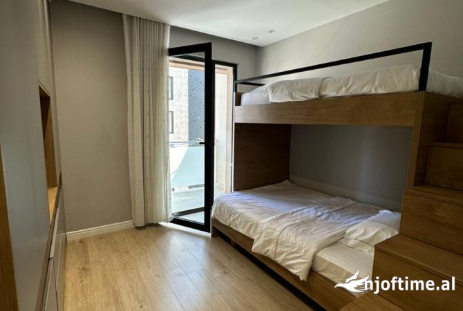 Shtepi ne shitje Apartament ne Tirane, 2+1, Mobilimi E mobiluar, Pagesa 162,000  Euro.