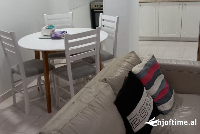 Shtepi me qera Apartament ne Tirane, 2+1, Mobilimi E mobiluar, Pagesa 650  Euro.