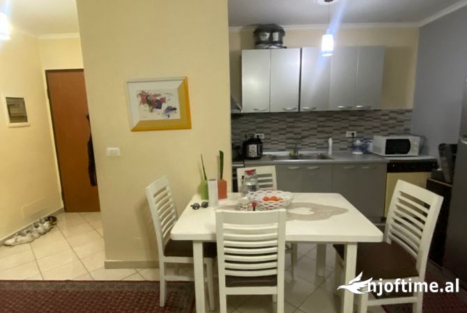 Shtepi ne shitje Apartament ne Tirane, 2+1, Mobilimi E mobiluar, Pagesa 120,000  Euro.