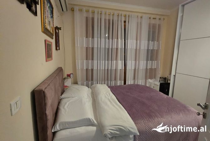 Shtepi ne shitje Apartament ne Tirane, 3+1, Mobilimi E mobiluar, Pagesa 250,000  Euro.
