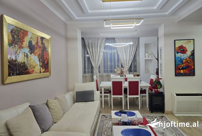 Shitet apartament 3+1 tek leonora 