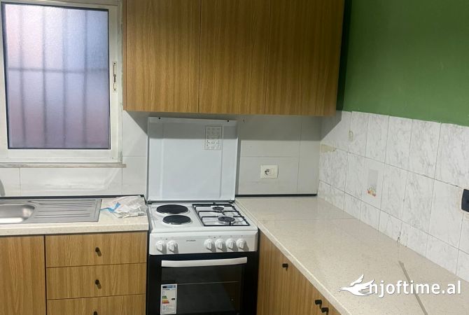 Shtepi me qera Apartament ne Tirane, 3+1, Mobilimi E mobiluar, Pagesa 800  Euro.