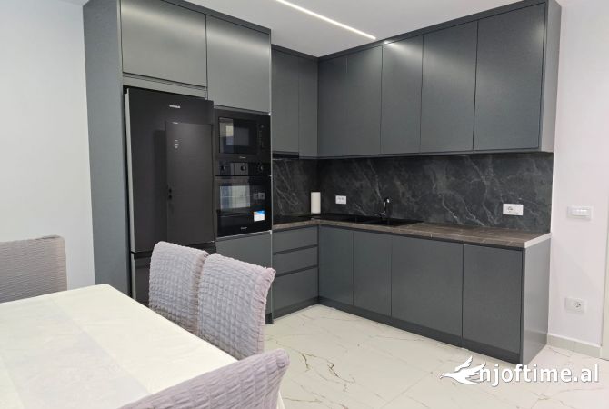 Shtepi me qera Apartament ne Tirane, 2+1, Mobilimi E mobiluar, Pagesa 700  Euro.