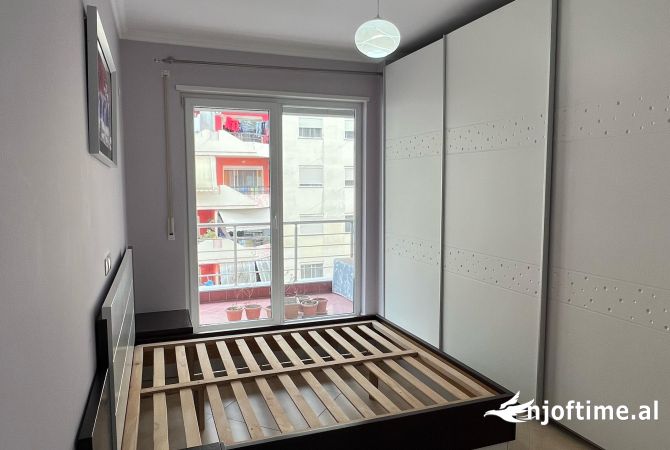 Shtepi ne shitje Apartament ne Tirane, 2+1, Mobilimi Pjeserisht e mobiluar, Pagesa 140,000  Euro.