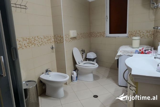 Shtepi ne shitje Apartament ne Tirane, 2+1, Mobilimi E mobiluar, Pagesa 152,000  Euro.