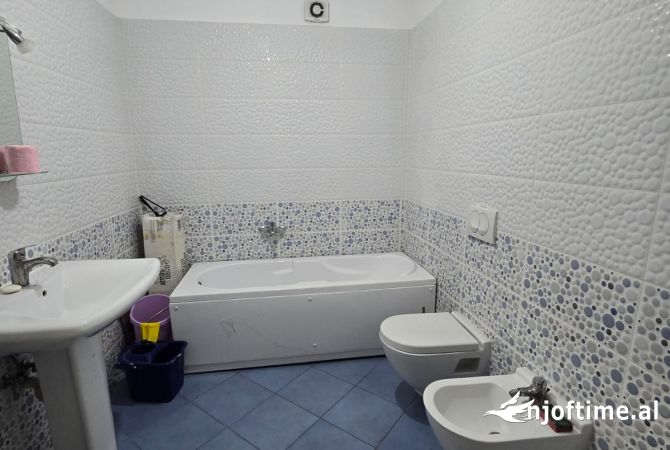 Shtepi me qera Apartament ne Tirane, 2+1, Mobilimi Bosh, pa mobiluar, Pagesa 550  Euro.