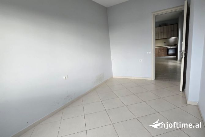 Shtepi me qera Apartament ne Tirane, 2+1, Mobilimi Bosh, pa mobiluar, Pagesa 550  Euro.