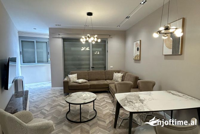 Shtepi me qera 2+1 ne Tirane - 1,300 Euro