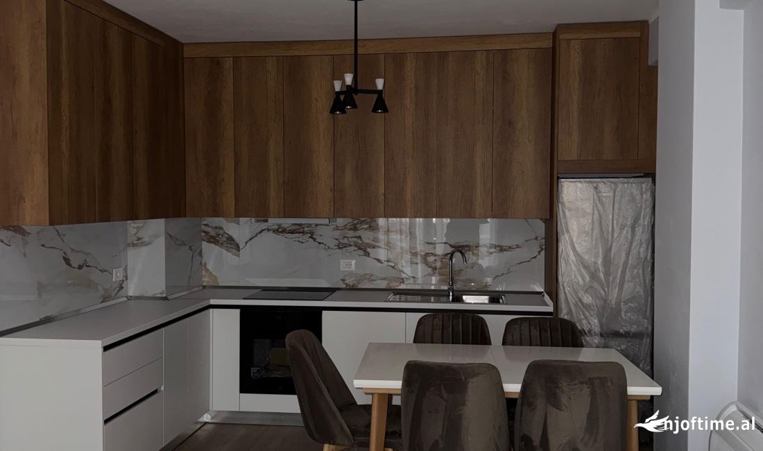 Shtepi me qera Apartament ne Tirane, 2+1, Mobilimi E mobiluar, Pagesa 600  Euro.