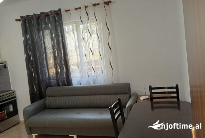 Shtepi me qera Apartament ne Tirane, 1+1, Mobilimi E mobiluar, Pagesa 40,000  Leke.