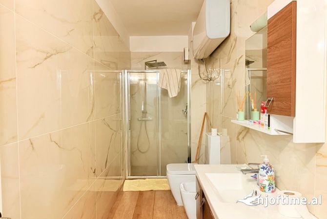 Shtepi me qera Apartament ne Tirane, 2+1, Mobilimi E mobiluar, Pagesa 65,000  Leke.