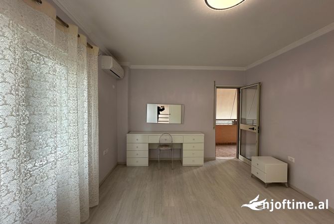 Shtepi me qera Apartament ne Tirane, 2+1, Mobilimi E mobiluar, Pagesa 800  Euro.
