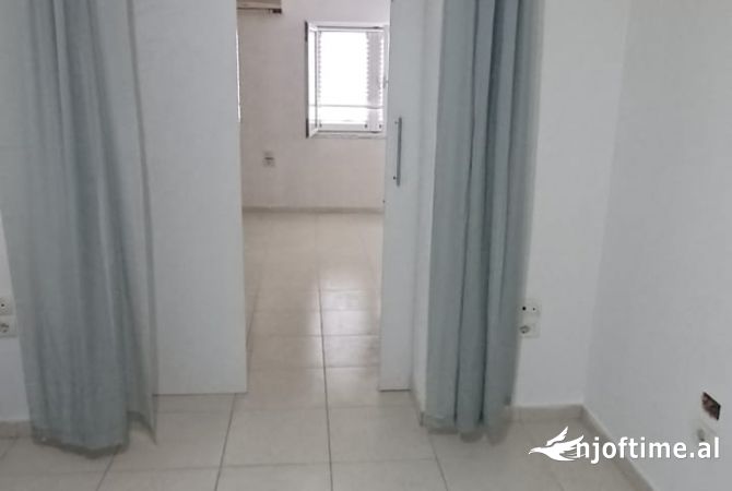 Shtepi me qera Apartament ne Tirane, 3+1, Mobilimi Bosh, pa mobiluar, Pagesa 35,000  Leke.