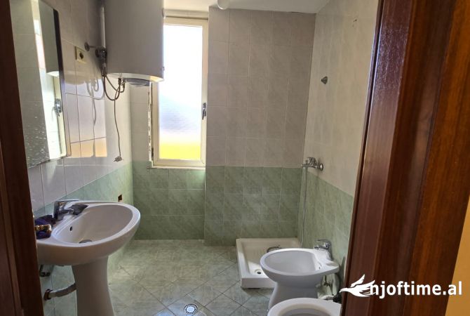 Shtepi ne shitje Apartament ne Tirane, 3+1, Mobilimi Bosh, pa mobiluar, Pagesa 180,000  Euro.
