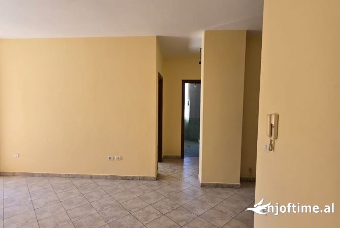 Shtepi ne shitje Apartament ne Tirane, 3+1, Mobilimi Bosh, pa mobiluar, Pagesa 180,000  Euro.