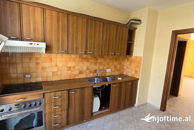 Shtepi ne shitje Apartament ne Tirane, 3+1, Mobilimi Bosh, pa mobiluar, Pagesa 180,000  Euro.