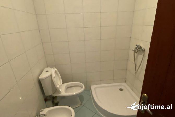 Shtepi me qera Apartament ne Tirane, 1+1, Mobilimi E mobiluar, Pagesa 450  Euro.