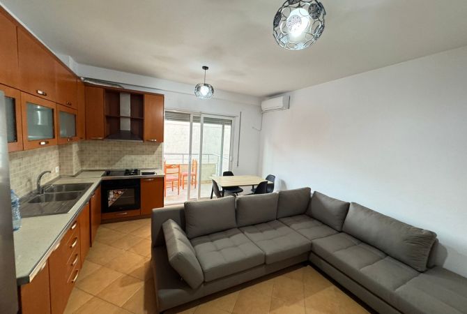 Shtepi me qera 2+1 ne Tirane - 670 Euro