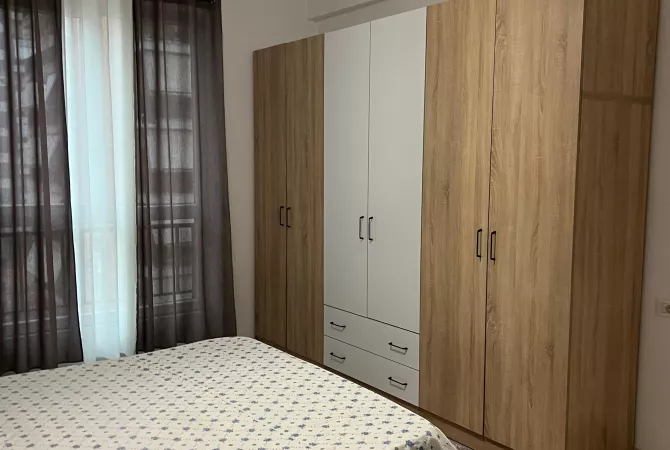Shtepi me qera Apartament ne Tirane, 2+1, Mobilimi E mobiluar, Pagesa 55,000  Leke.