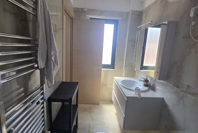 Shtepi me qera Apartament ne Tirane, 2+1, Mobilimi E mobiluar, Pagesa 75,000  Leke.