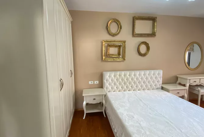 Shtepi me qera Apartament ne Tirane, 2+1, Mobilimi E mobiluar, Pagesa 700  Euro.