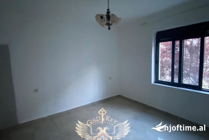 Shtepi ne shitje Apartament ne Durres, 1+1, Mobilimi Pjeserisht e mobiluar, Pagesa 60,000  Euro.